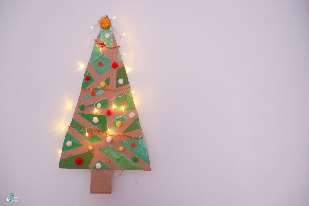 Χριστουγεννιάτικο δέντρο με χαρτόνι