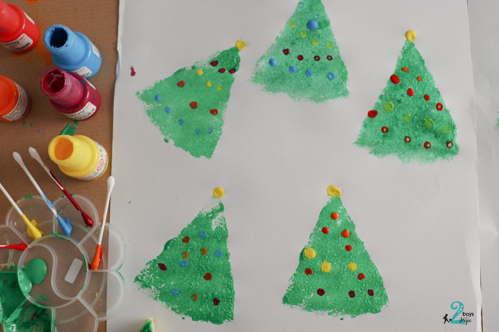 ζωγραφια Χριστουγεννιάτικα δέντρα με σφουγγάρι 